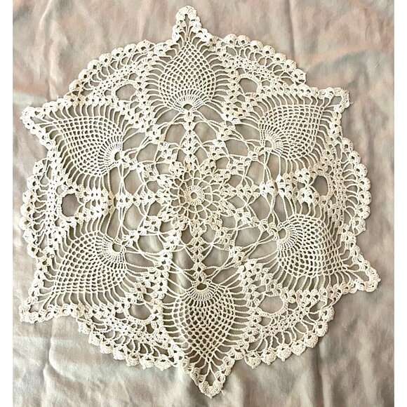VNT Handmade Crochet Lace Doily 18" Round Pineapple Pattern Granny Cottage Core - Picture 1 of 2